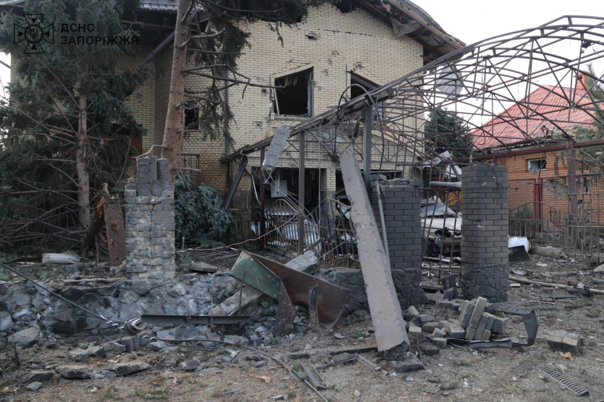 Російський КАБ впав поруч із будинком - у Запоріжжі збирають допомогу для родини відомої співачки і волонтерки (фото, відео)