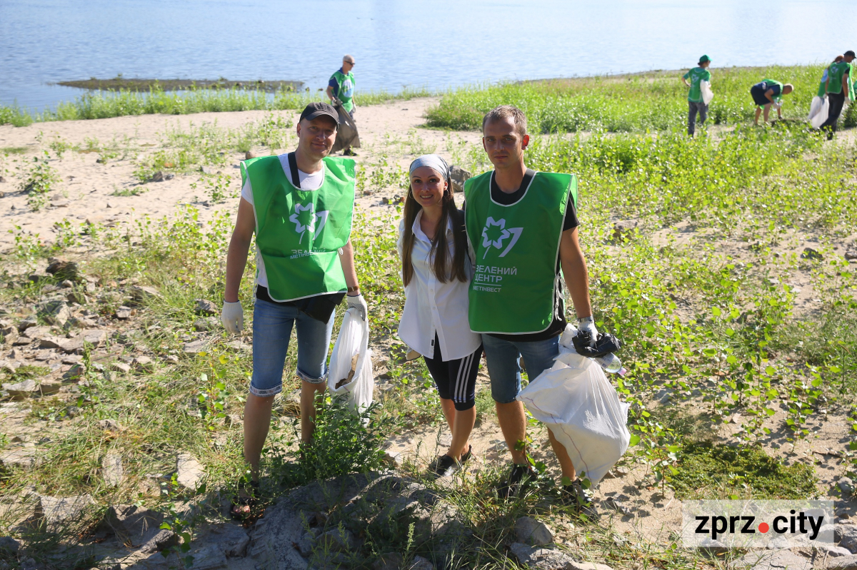 На Хортиці у Запоріжжі відбулася заключна літня толока в межах ініціативи «Врятуємо Дніпро разом!» (фото)