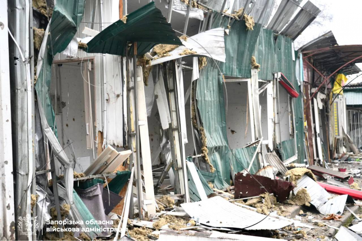 Вночі ворог ударив авіабомбою по запорізькому ринку, п'ятеро людей загинули - що ще відомо про наслідки атаки (фото, відео)