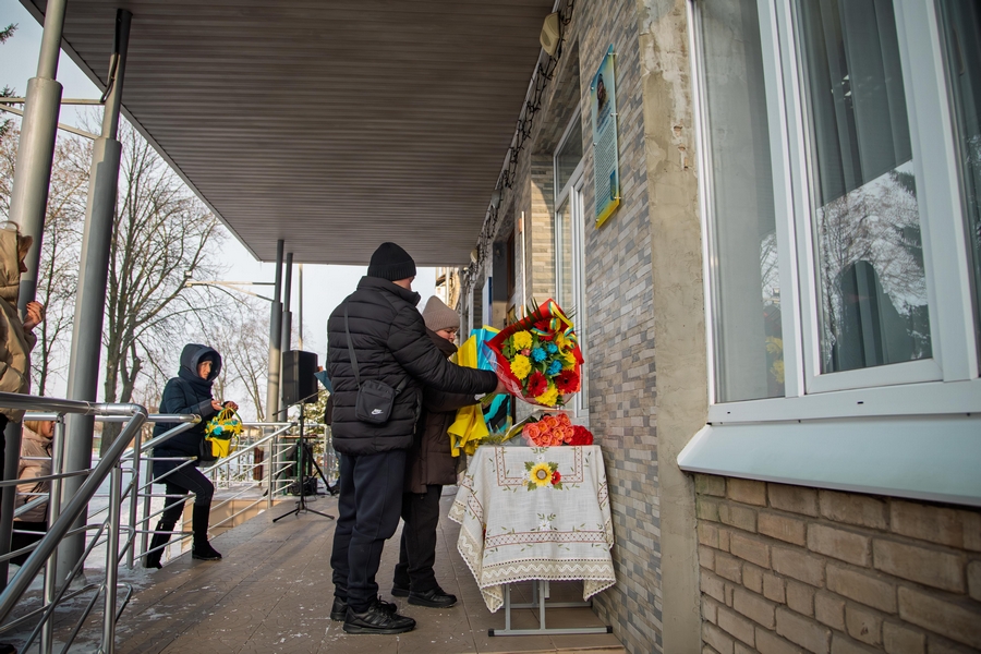 У Запоріжжі вшанували Героя: на фасаді ліцею з’явилася дошка на честь нацгвардійця (фото)