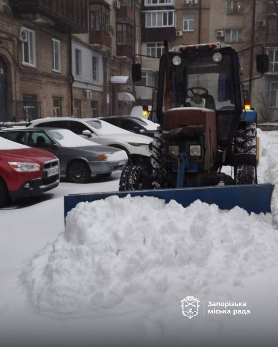 Запорізьку область засипало снігом: комунальники борються з негодою (фото, відео)