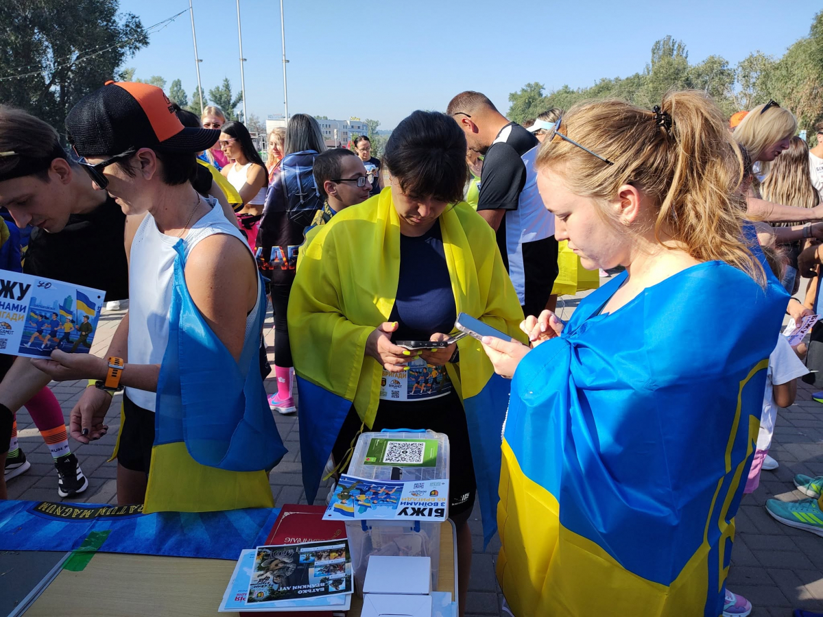 Об'єднані прапорами: у Запоріжжі влаштували святковий забіг на підтримку військових (фото, відео)