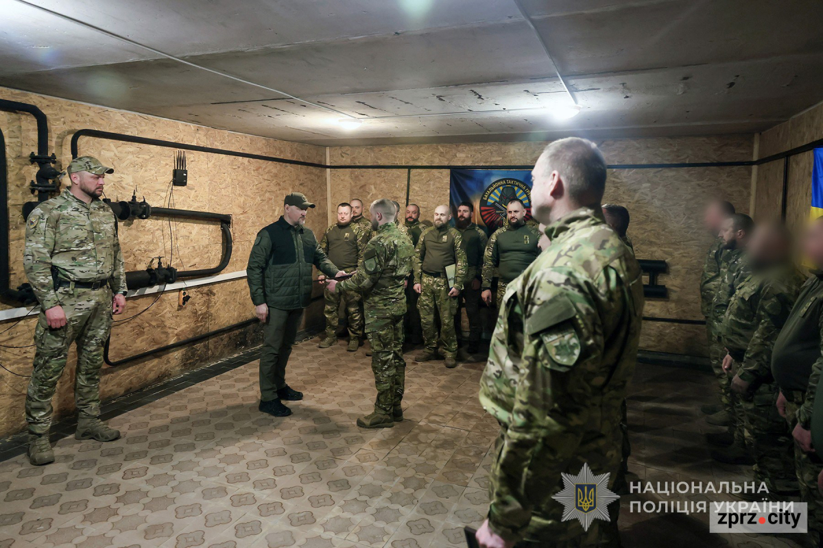 Запорізькі спецпризначенці поліції отримали державні нагороди за оборону України (фото) 