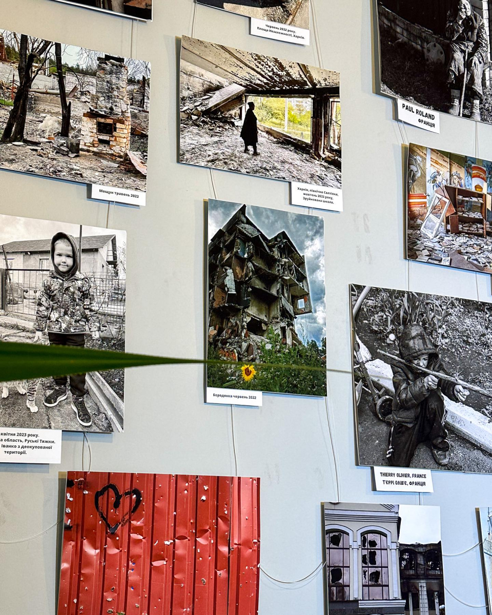 У запорізьких бібліотеках відкрили виставку про війну з роботами українських та закордонних фотографів - світлини