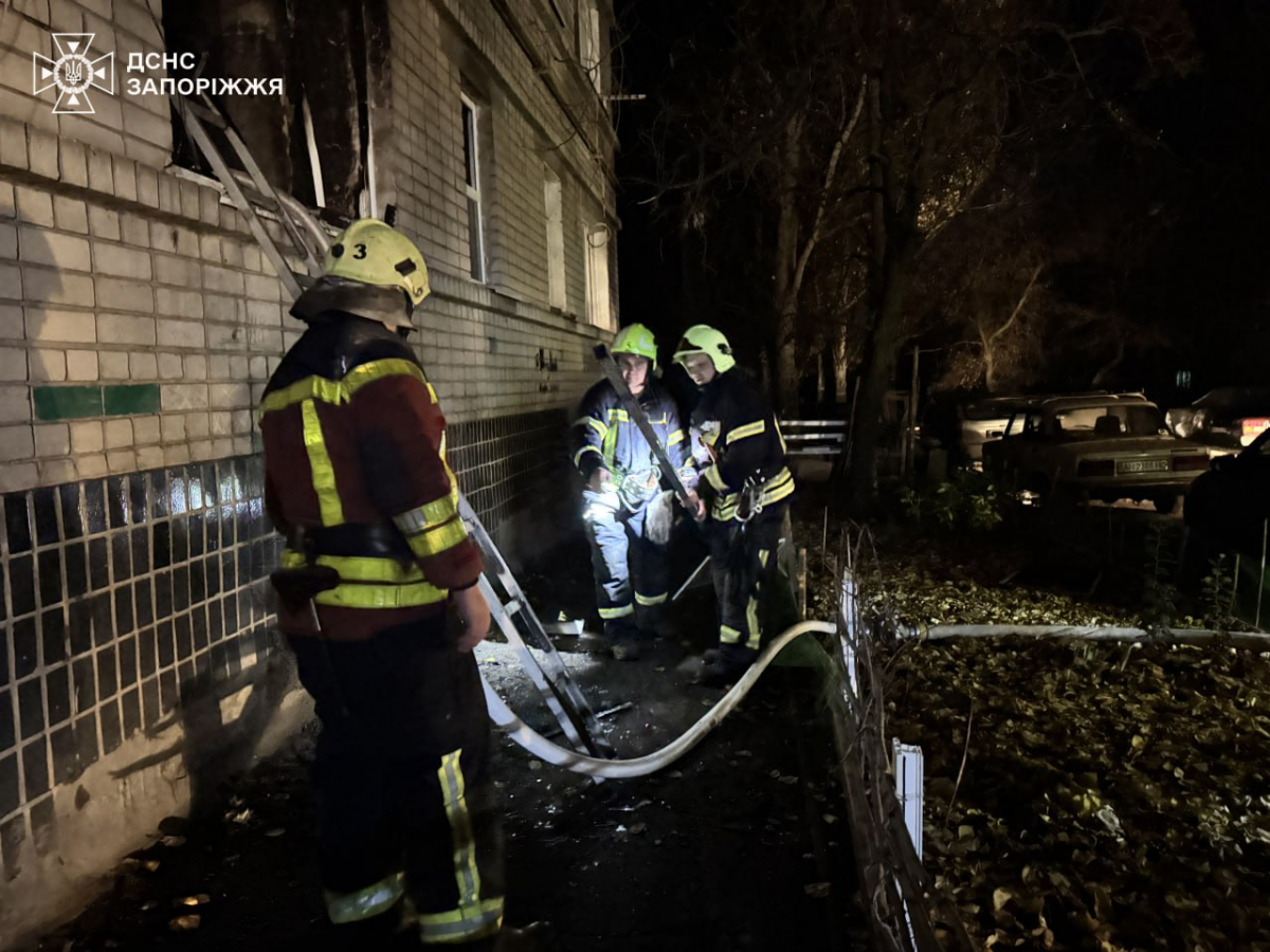 У Запоріжжі пожежа забрала життя жінки — рятувальники вивели людей з багатоповерхівки (фото)