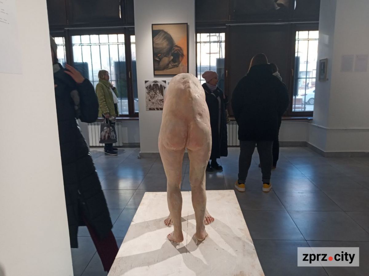 "Мені здавалася прикольною думка прикрашати тіло частинами тіла": у Запоріжжі побувала художниця, чиї скульптури можуть зачарувати і шокувати (фото)