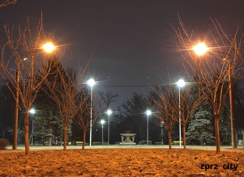 Как выглядит центральный парк Запорожья ночью - фото