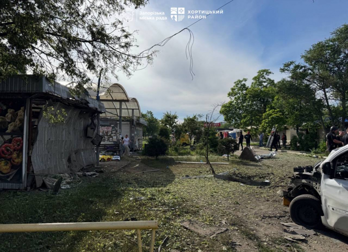 Кількість поранених збільшилась: що відбувається на місці ворожого удару по зупинці у Запоріжжі - фото