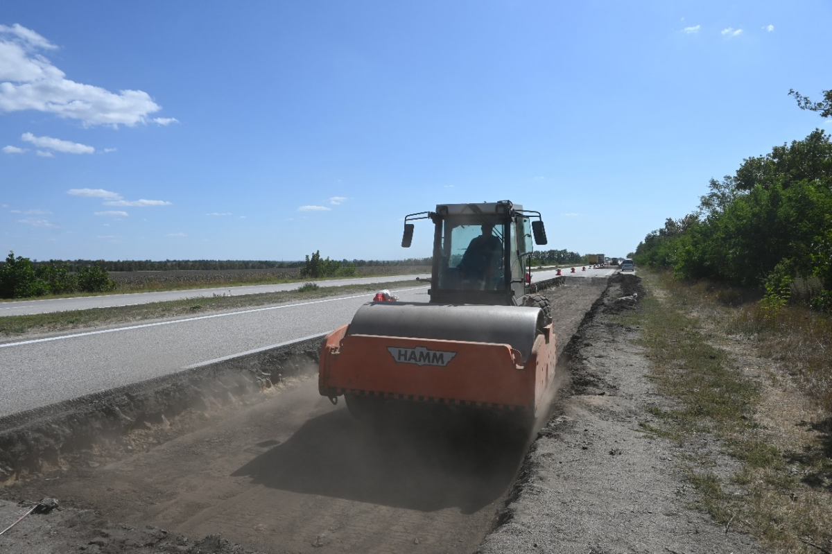 Пошкодження, вибоїни та "напливи" - у Запорізькій області ремонтують важливу трасу (фото)