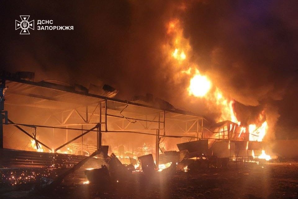 Окупанти атакували "шахедами" серед ночі - внаслідок ударів по Запорізькому району постраждала жінка (фото)