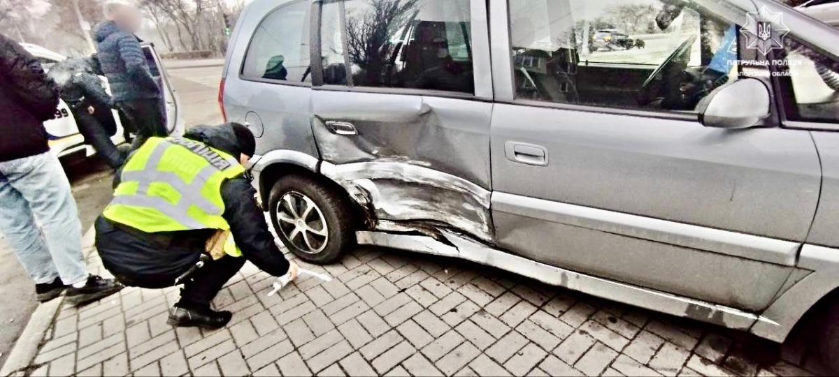 Під час ДТП у центрі Запоріжжя з чотирьома автівками збили світлофор - що сталось з водіями (фото, відео)