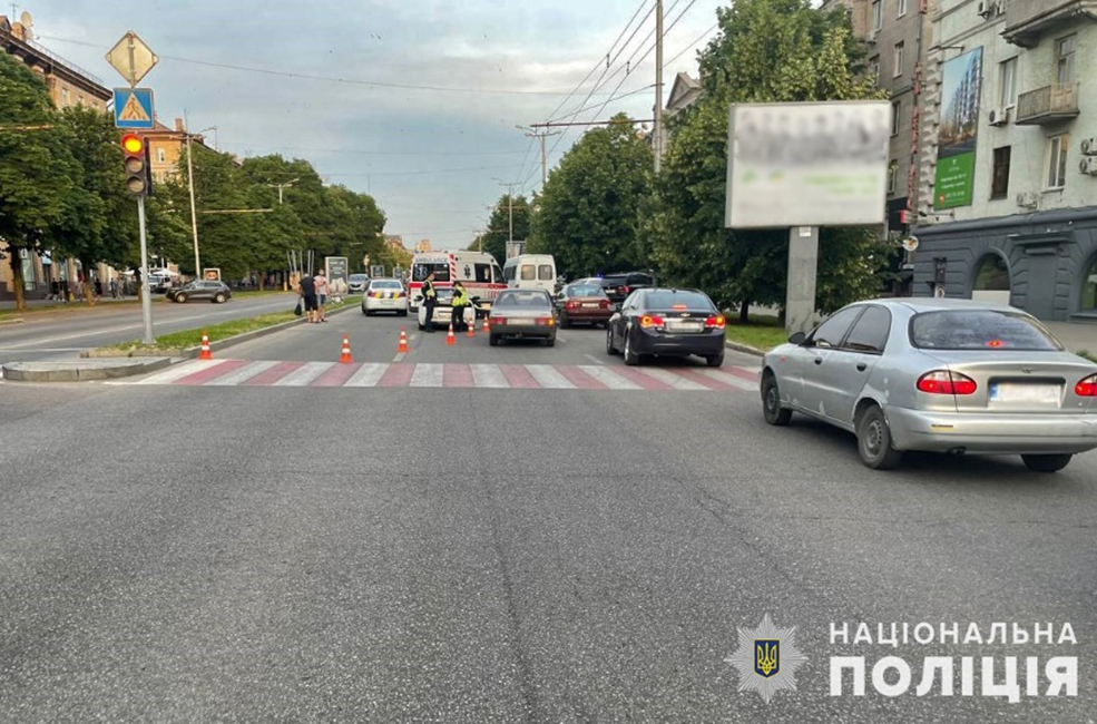 У центрі Запоріжжя іномарка збила пішохода: в поліції шукають свідків