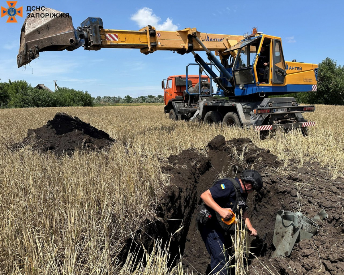 Важила півтонни – на Запоріжжі піротехніки знищили керовану авібомбу (відео)