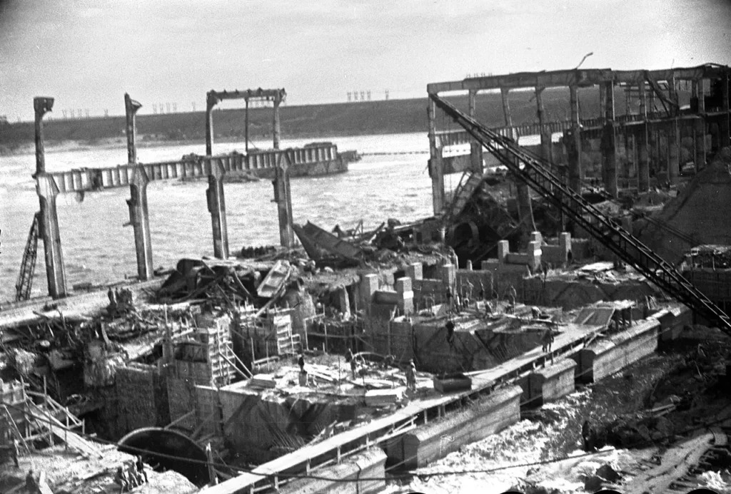 Як виглядала машинна зала зруйнованого Дніпрогесу 80 років тому – фото від запорізького краєзнавця