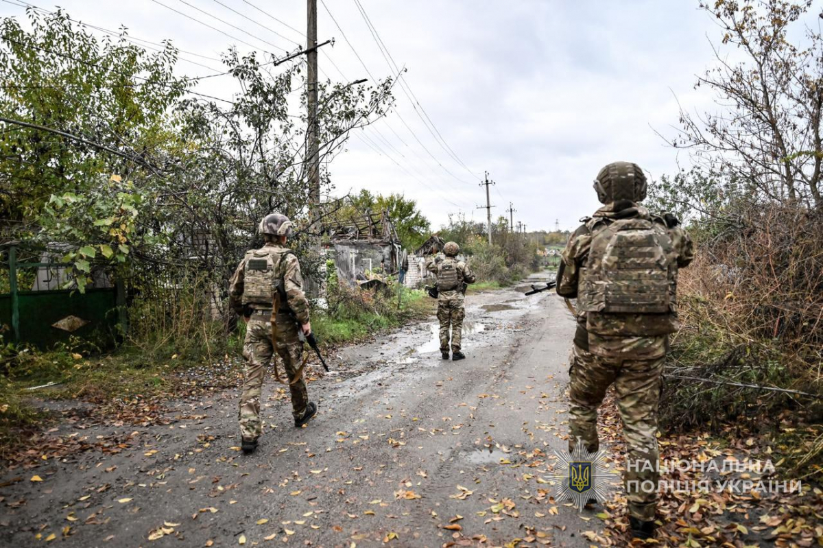 На Запоріжжі поліцейські з капеланами вивезли з Комишувахи трьох людей і вівчарку (фото)
