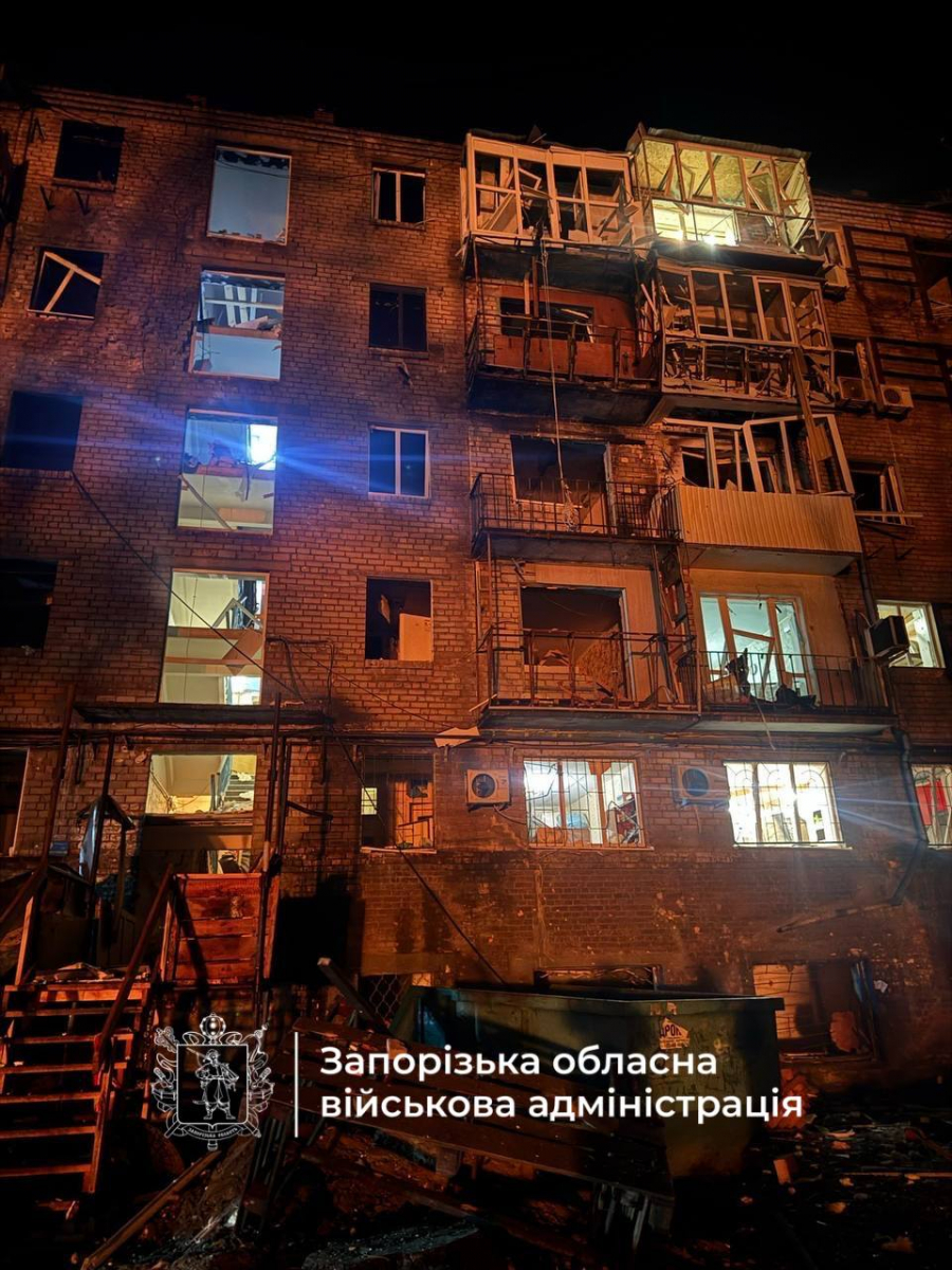 Будинок обстріляли вже вчетверте: у Запоріжжі внаслідок ракетного удару поранено п'ятьох, серед них дитина (фото, відео)