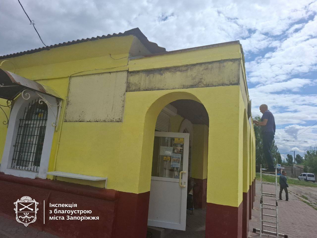 Не звертали уваги на закон - у Запоріжжі власників кафе на зупинці позбавили незаконних вивісок (фото, відео)