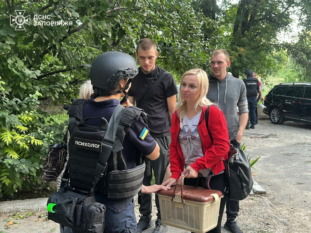 "Виносили труп з нашого під'їзду" - мешканці Запоріжжя розповіли про ніч терору (фото, відео)