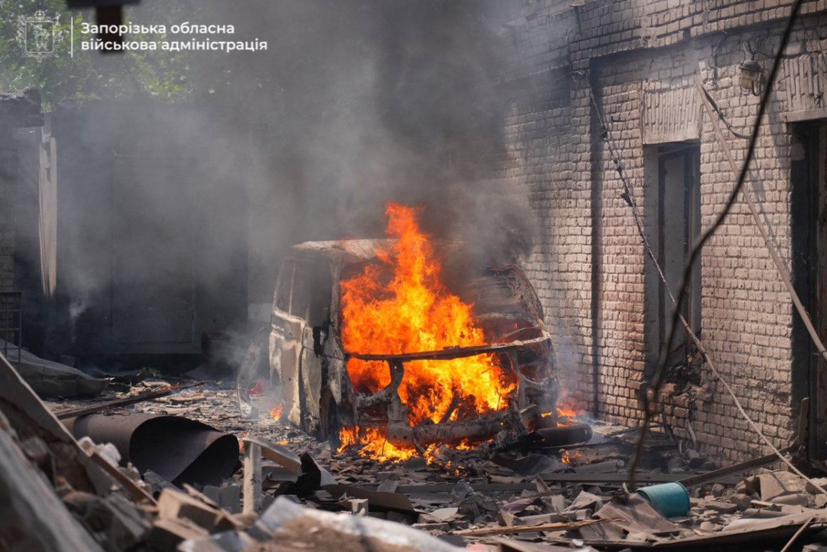 Росіяни масовано атакували Запоріжжя дронами – є руйнування та поранені (фото, відео)