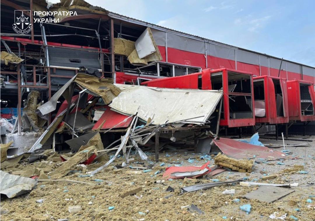Вдарили по інноваційному терміналу СІЧ: вранці 17 березня росіяни атакували Запоріжжя (фото, відео)