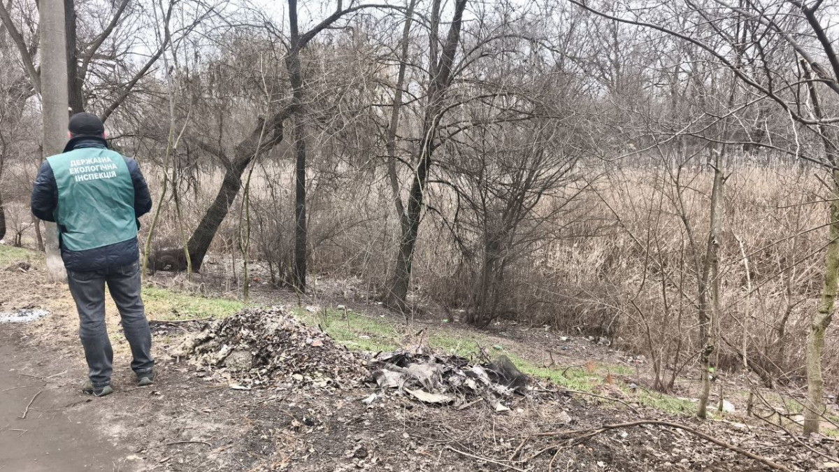 Біля річки в центрі Запоріжжя екологи виявили сміттєзвалище, фото: Держекоінспекція Південного округу 