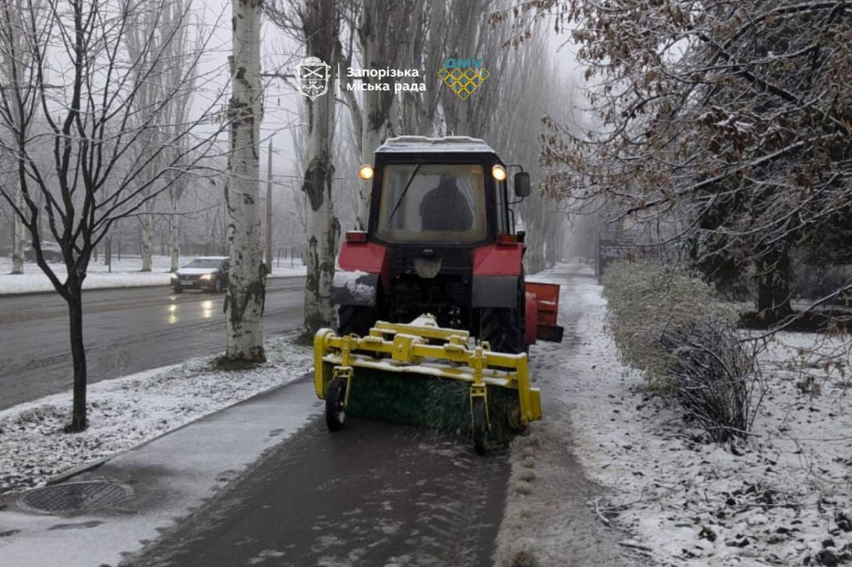 У Запоріжжі почали боротьбу зі снігом - фото перших зимових опадів