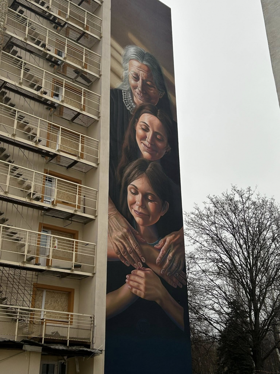 У Запоріжжі на гуртожитку університету, пошкодженому шахедом, завершили створення муралу (фото)