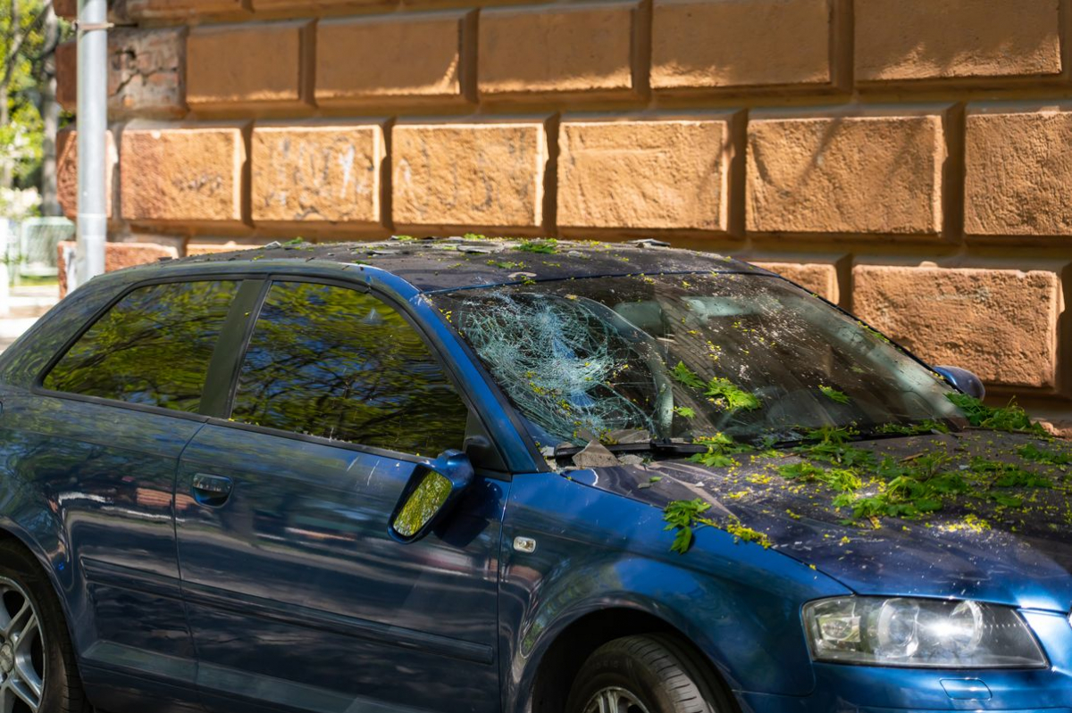 "Мурахи по шкірі, на очах сльози": що розповідають свідки ворожих обстрілів Запоріжжя 17 квітня (відео)