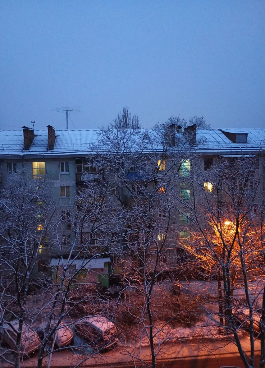 У Запоріжжі почали боротьбу зі снігом - фото перших зимових опадів