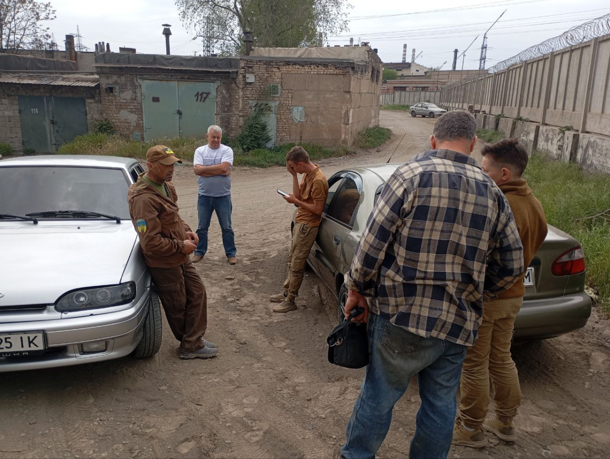 Спіймали "на гарячому" — у центрі Запоріжжя водій вантажівки звалював сміття просто неба (фото)