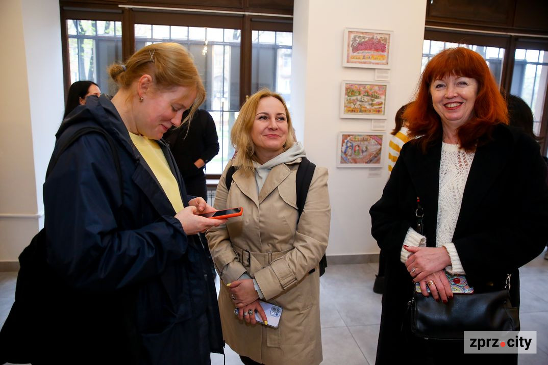Туристичний інформаційний центр у Запоріжжі відкрився незвичайною виставкою з Києва - фото