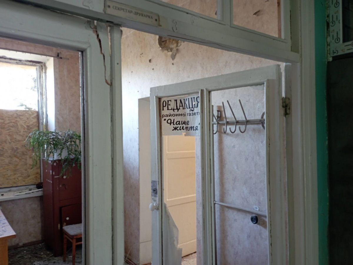 Редакція газети "Наше життя" у Новомиколаївці після обстрілу КАБами, фото Катерини Заварзіної 