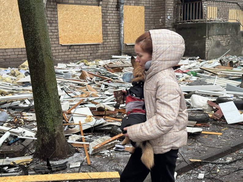 «Шахед зачепився за дерево, вибухнув і все виніс хвилею» - мешканці Запоріжжя оговтуються від нічних прильотів (фото)