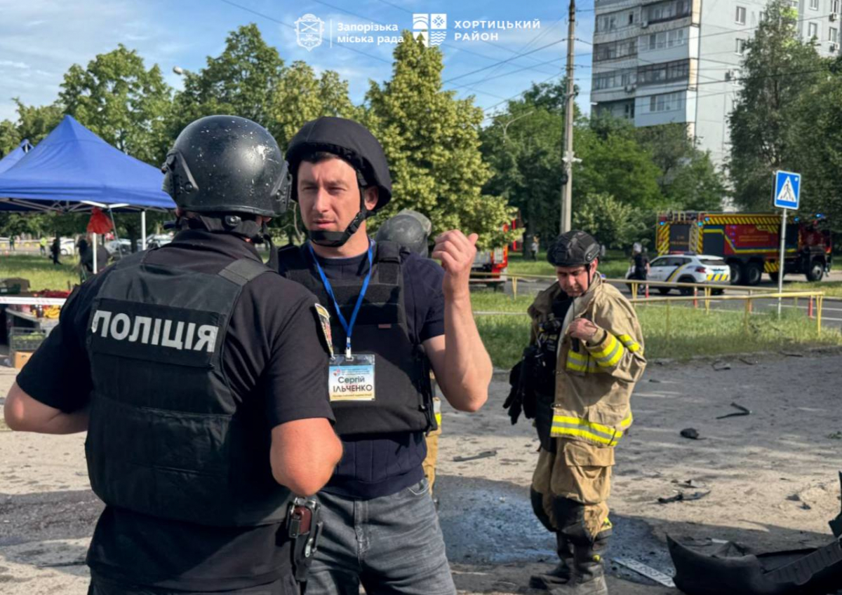 Кількість поранених збільшилась: що відбувається на місці ворожого удару по зупинці у Запоріжжі - фото