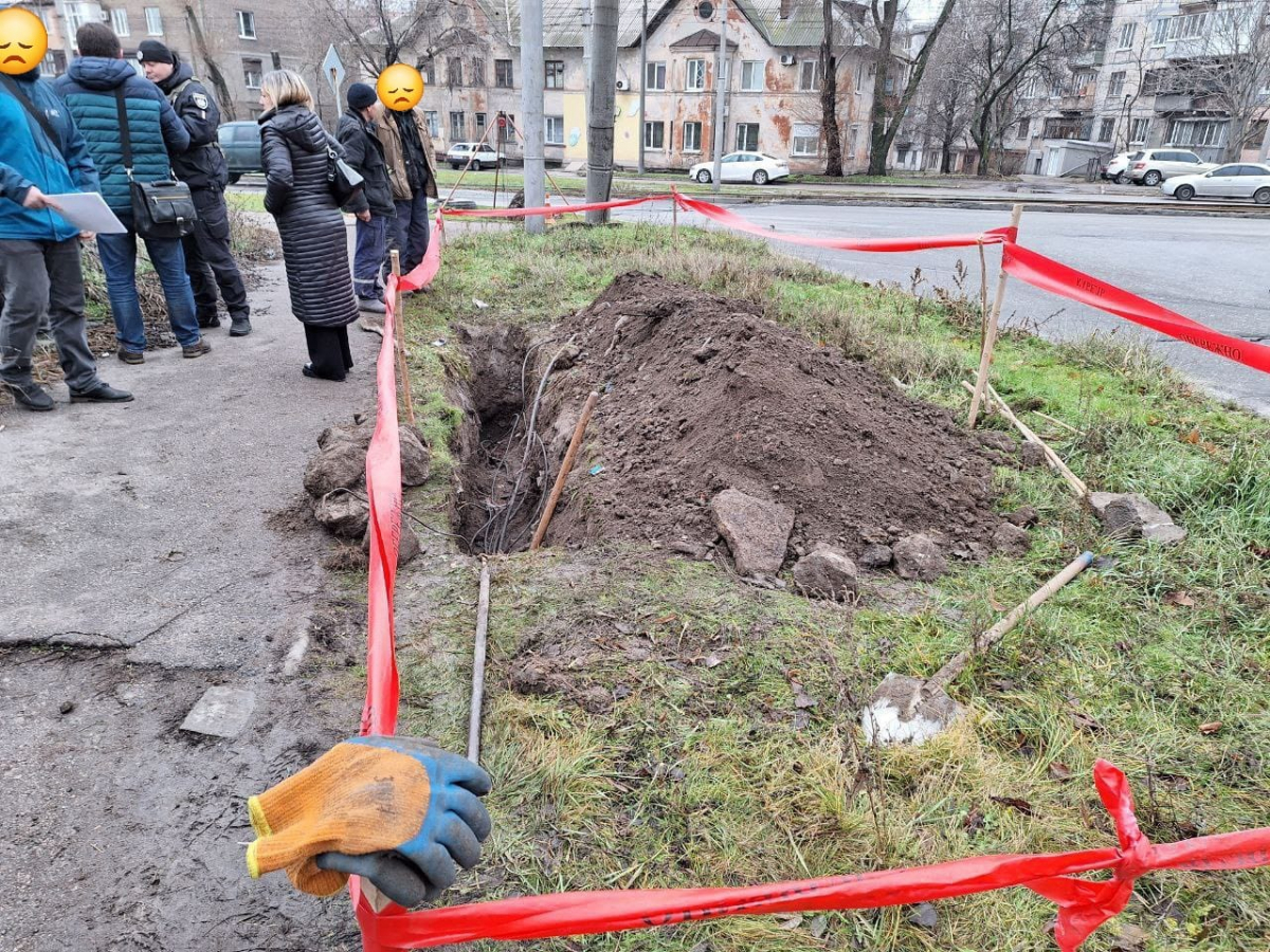 Розрили яму посеред вулиці – у Запоріжжі оштрафували людей за незаконні роботи
