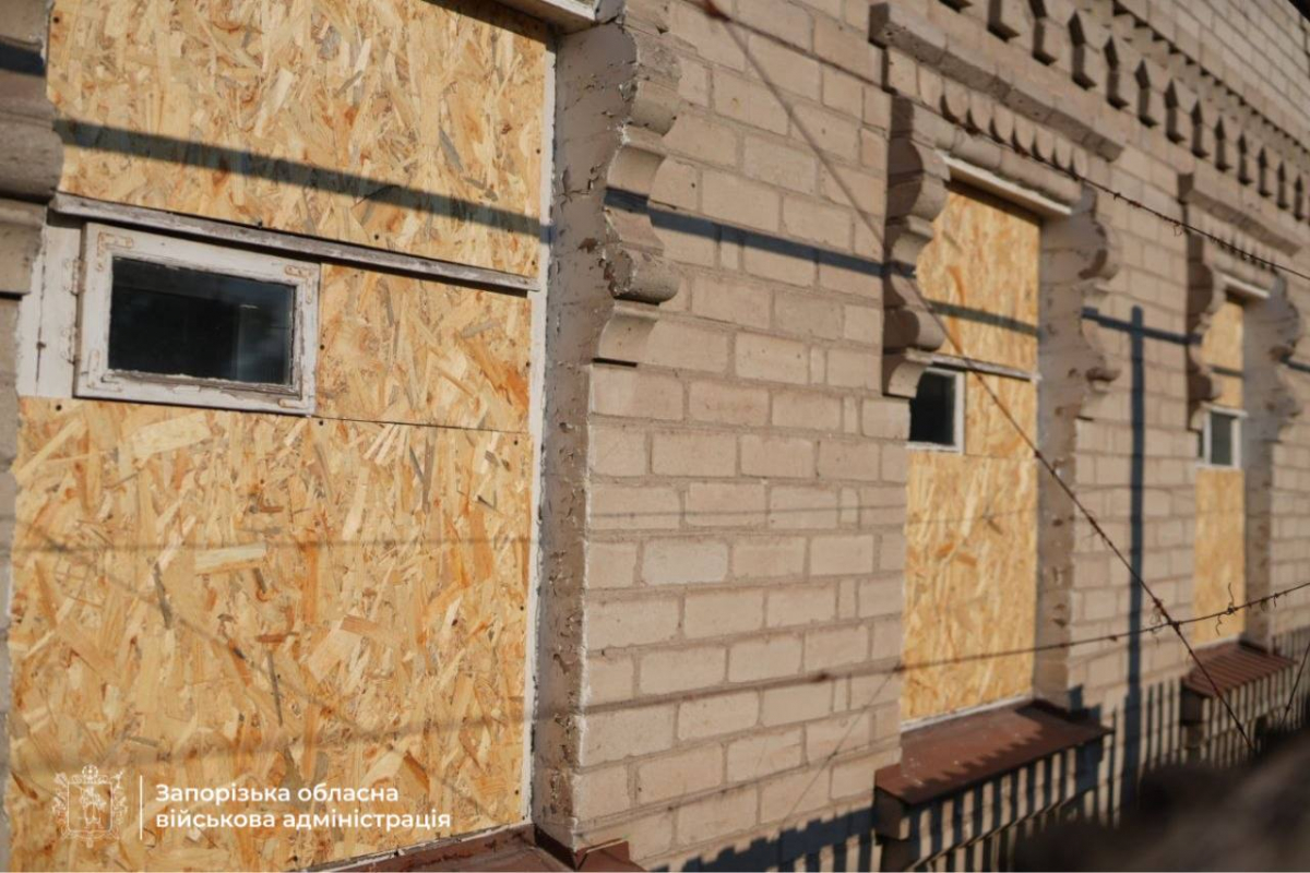 У Запоріжжі через атаку дронів постраждала жінка, пошкоджено СТО та приватні будинки (фото, відео)