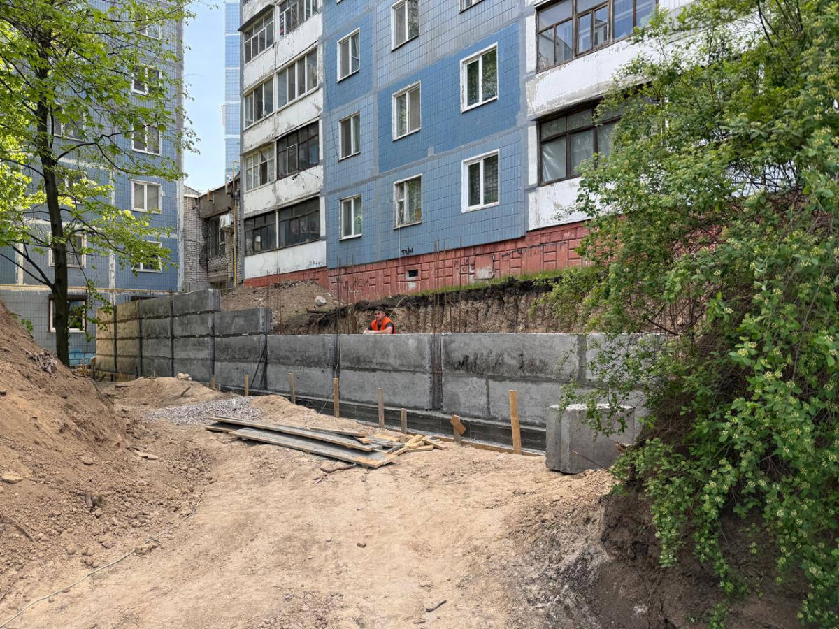 Глибокі тріщини та деформації - в спальному районі Запоріжжі ремонтують аварійну споруду (фото)