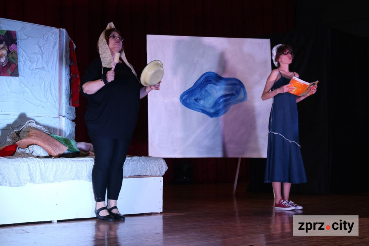 Запорізький театр показав прем'єру комедії про паризьке життя - фото