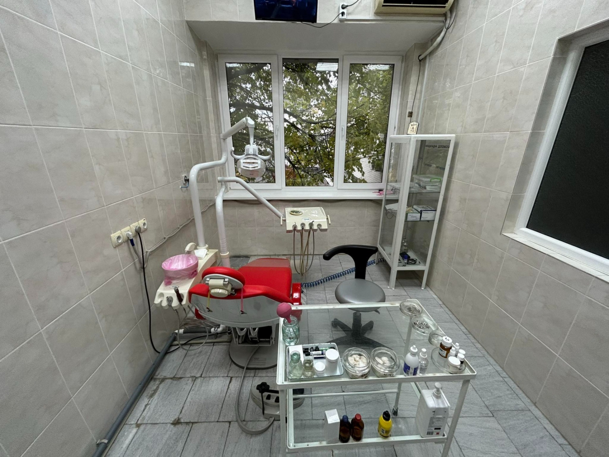 У дитячій лікарні в спальному районі Запоріжжя запрацював оновлений стоматологічний кабінет - фото