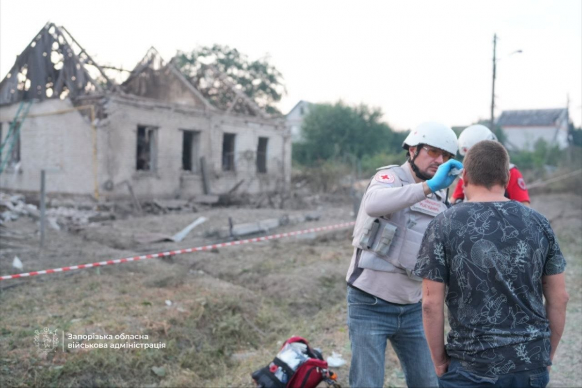 Вночі вдарили БпЛА, на світанку скинули КАБ: росіяни атакували Запоріжжя - є загиблий і поранені (фото, відео)