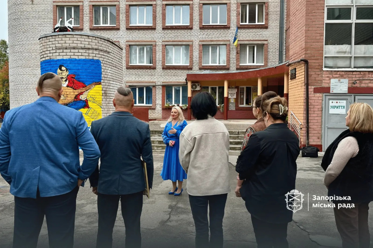 Батьки та діти перетворили стіну гімназії на символ козацької незламності: у Запоріжжі відкрили новий мурал (фото)