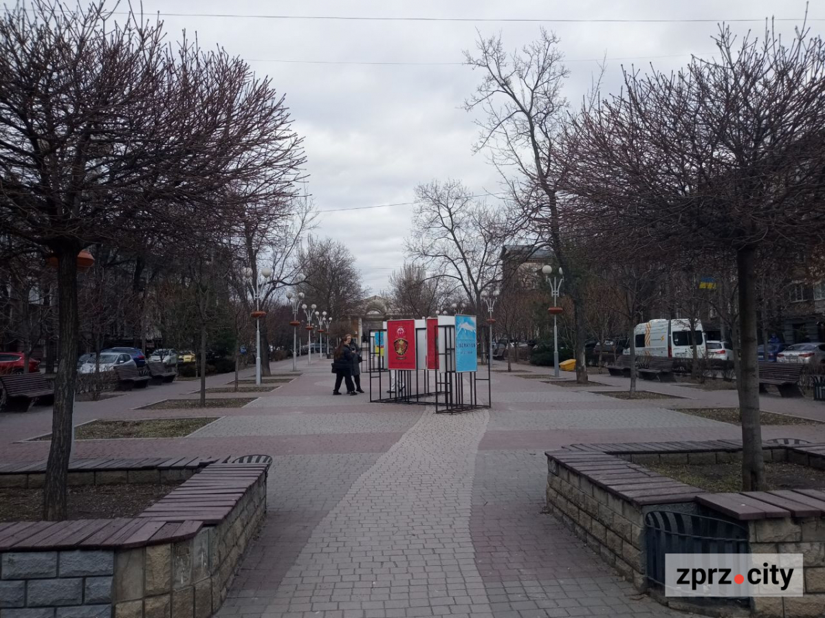 У Запоріжжі показали плакати воєнного часу "мами" авангардної української моди (фото)