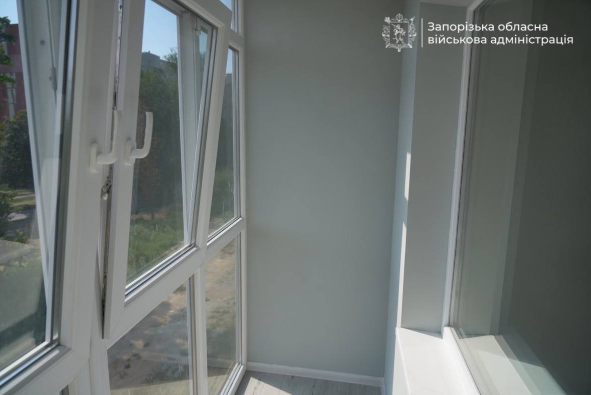 У Запоріжжі пошкоджений російською ракетою будинок майже відновили: коли заселення (фото)