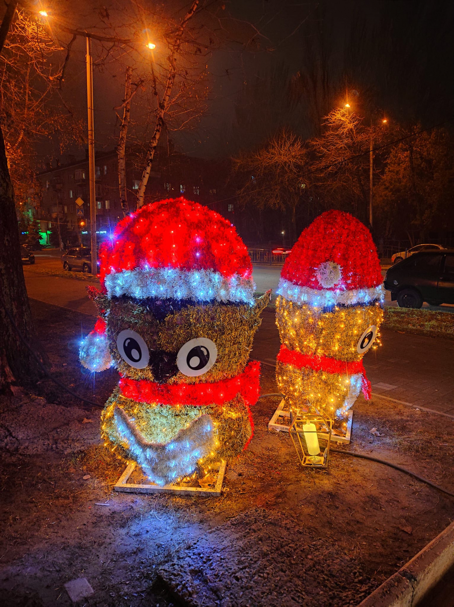 Ввечері новорічна фотозона у Запоріжжі виглядає просто казково - фото