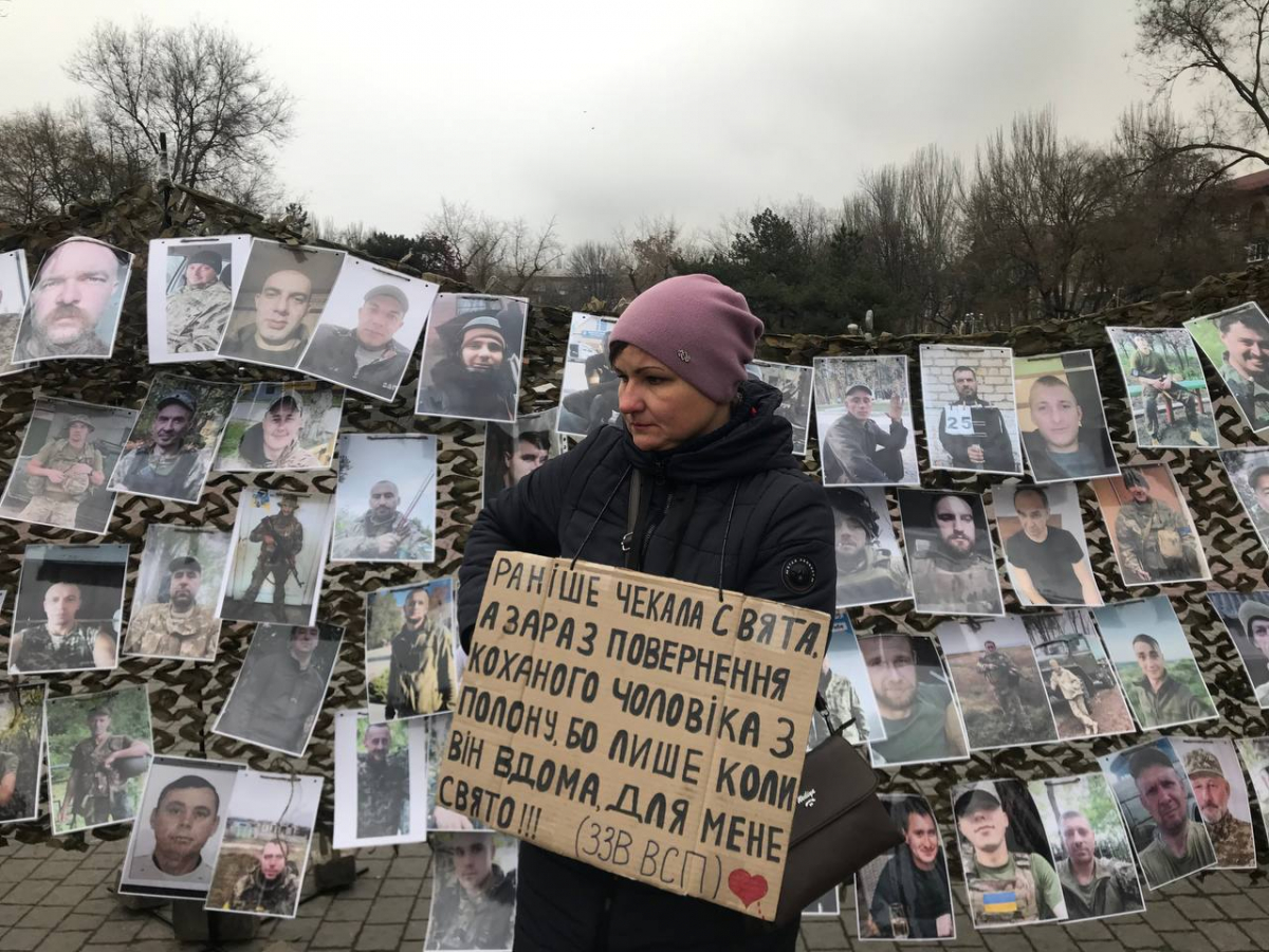 "Свято без свята" - у Запоріжжі рідні військовополонених нагадували суспільству про героїв, які знаходяться у полоні