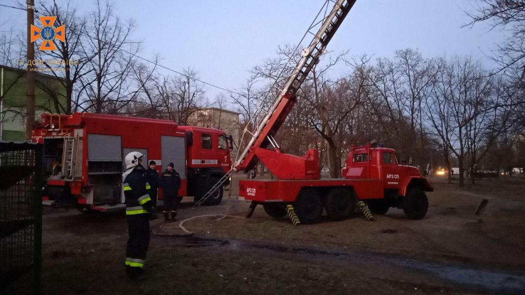 Під час гасіння пожежі у запорізькій багатоповерхівці рятувальники вивели на свіже повітря 5 людей  - фото