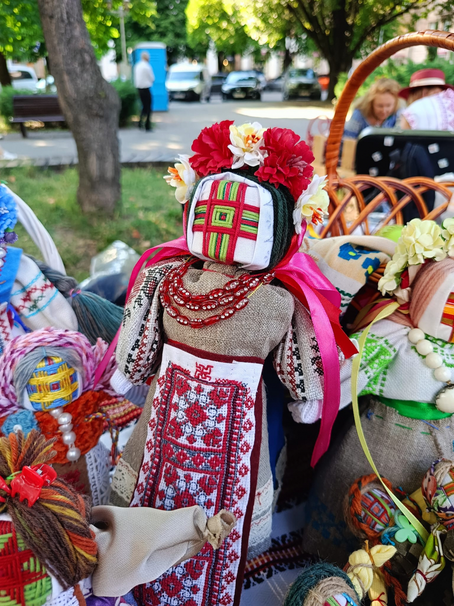 Запорізькі берегині влаштували патріотичну виставку у центрі міста - фото