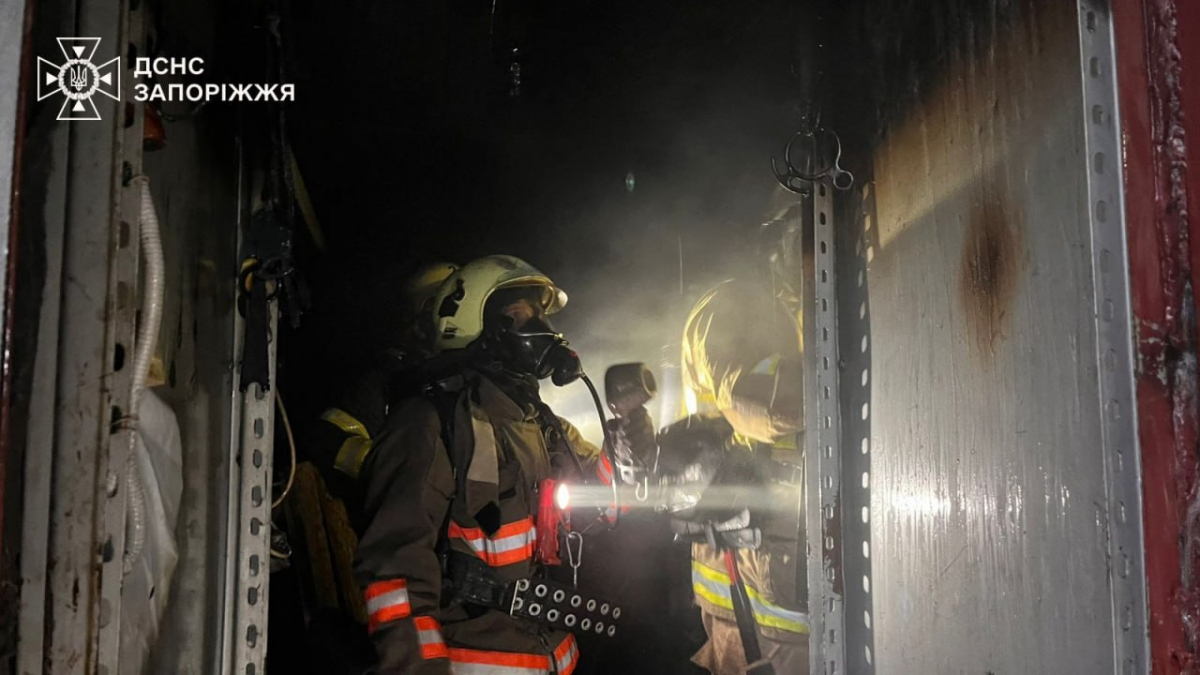 У Запоріжжі сталась пожежа на одному зі складів - подробиці (відео, фото)