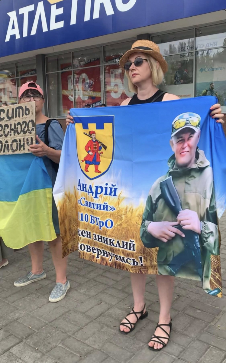«Тільки разом ми сила» - у Запоріжжі до акції на підтримку військовополонених долучився звільнений захисник (фото)