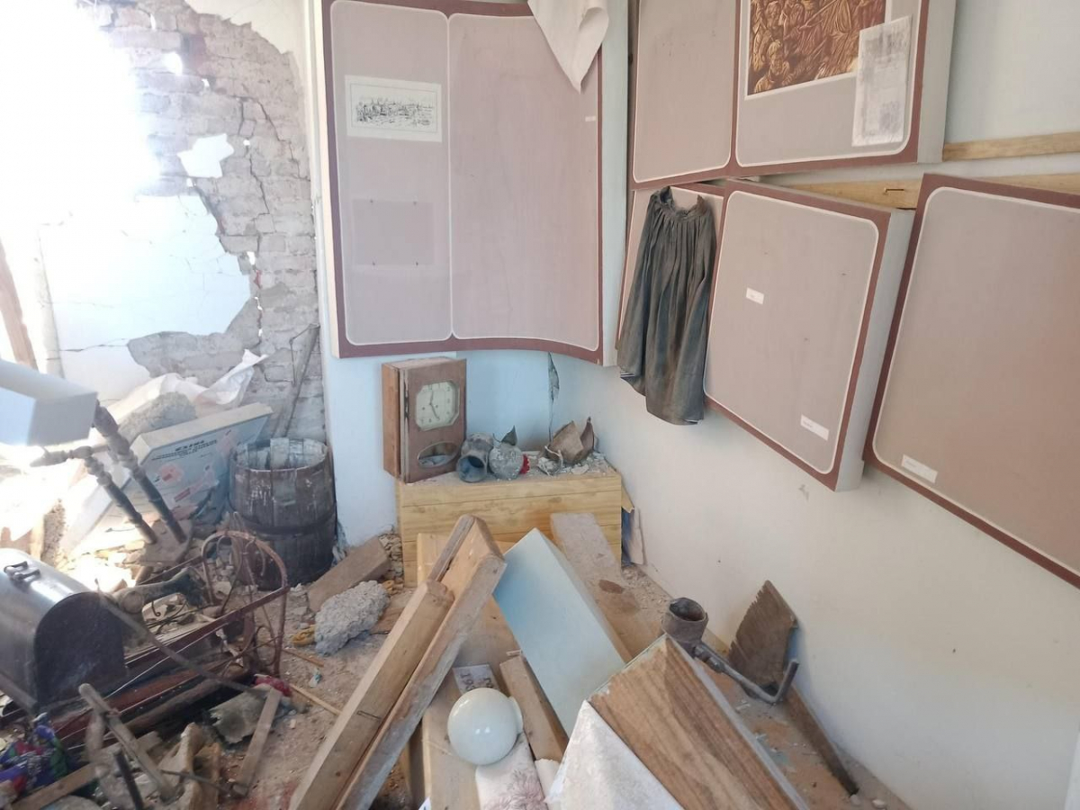 Як зараз виглядає зруйнована ворогом школа на Запоріжжі та евакуйовані експонати музею - фото, відео